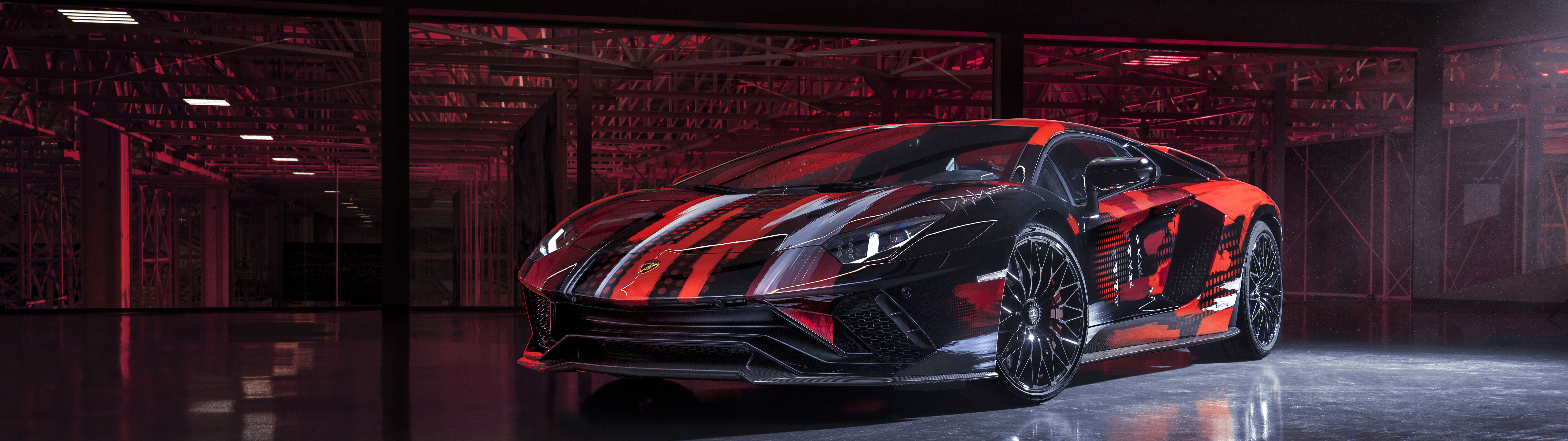 Agresif aerodinamik hatlara ve lüks bir görünüme sahip, şık ve yüksek performanslı bir Lamborghini Aventador S süperspor otomobil.