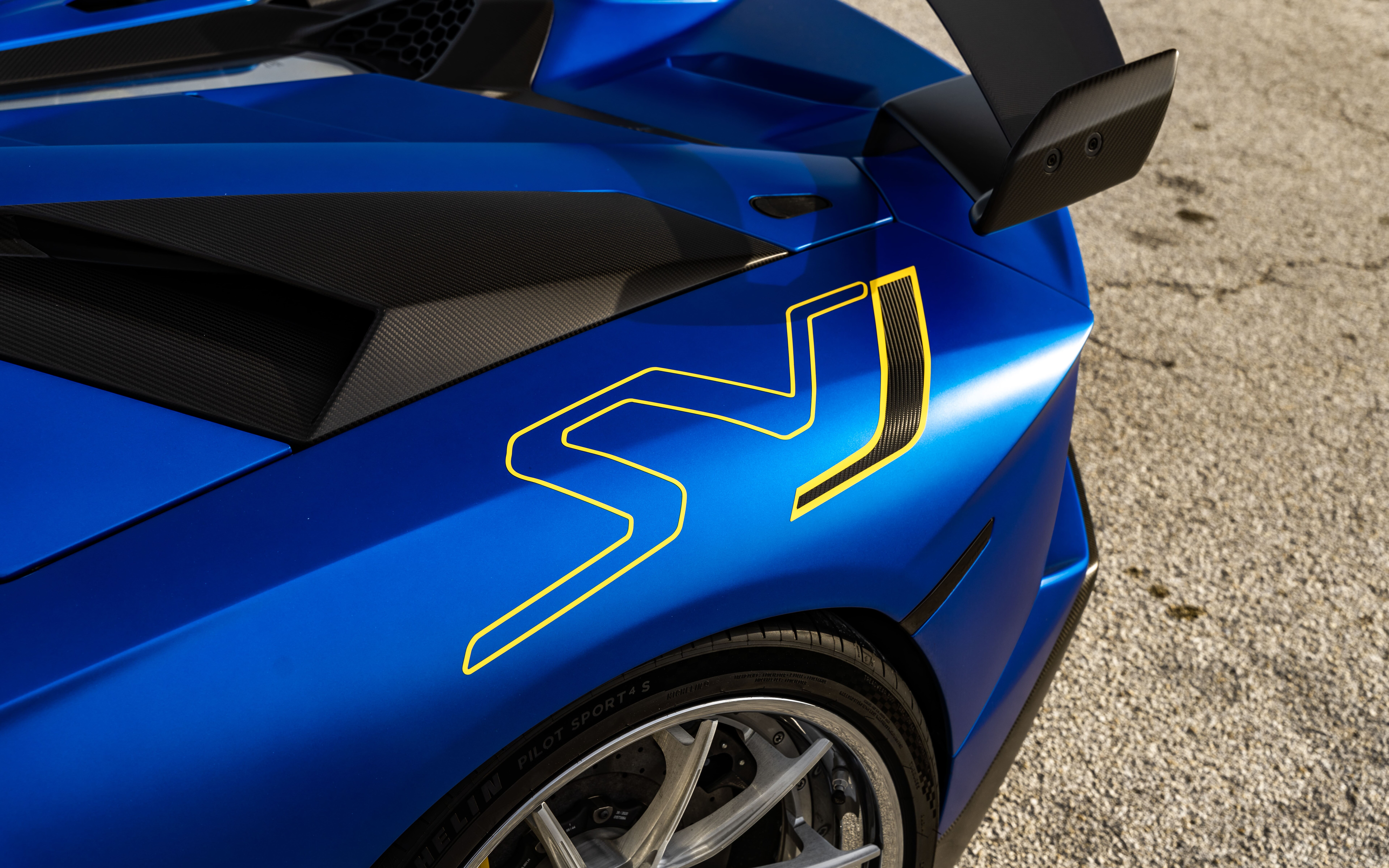 Şık ve güçlü bir Lamborghini Aventador SVJ: Özgün aerodinamik gövdesi ve dikkat çekici ön tasarımıyla öne çıkıyor.