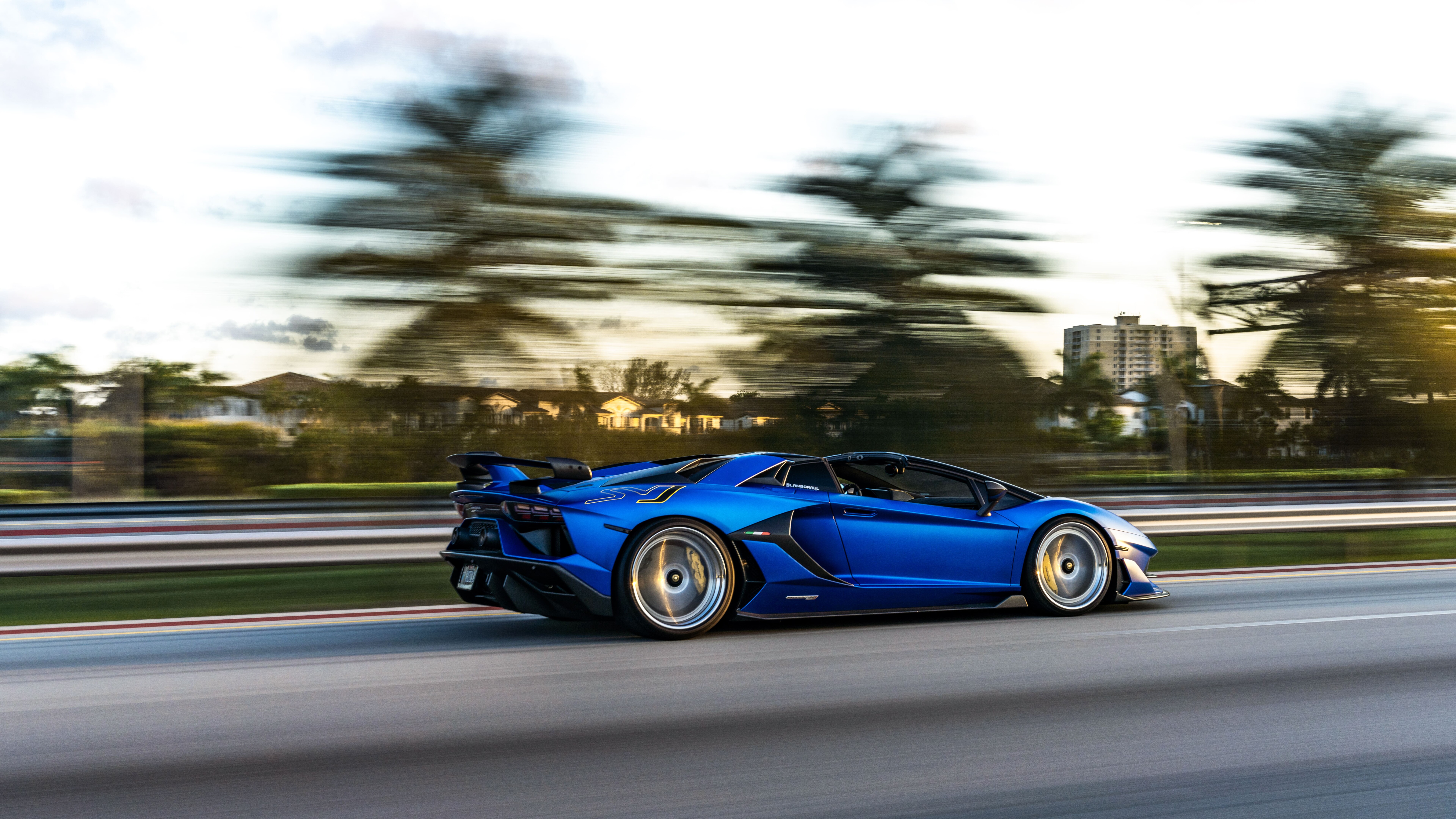 Lamborghini Aventador SVJ'nin agresif aerodinamik tasarımına ve lüks görünümüne odaklanan, yakından çekilmiş bir fotoğraf.