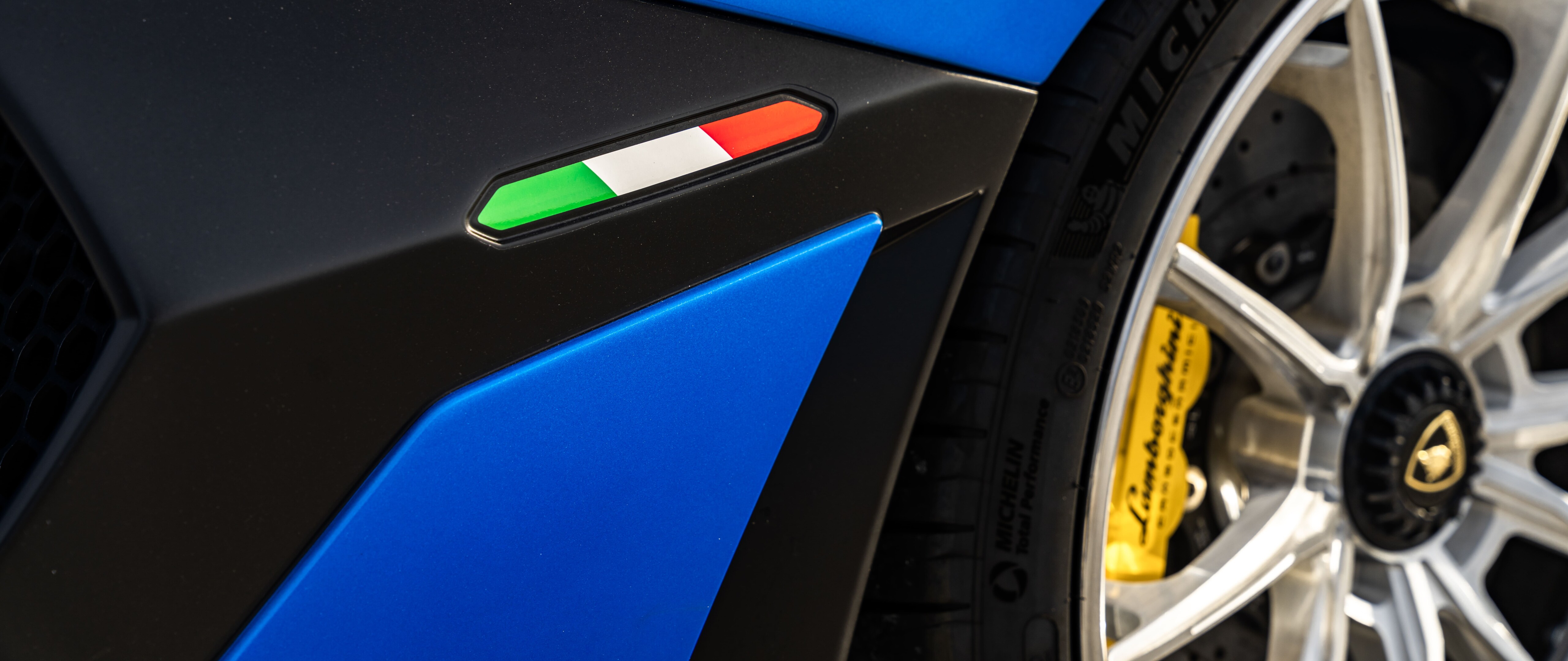 Aerodinamik gövdesiyle dikkat çeken, yüksek performanslı bir Lamborghini Aventador SVJ süper spor otomobil.