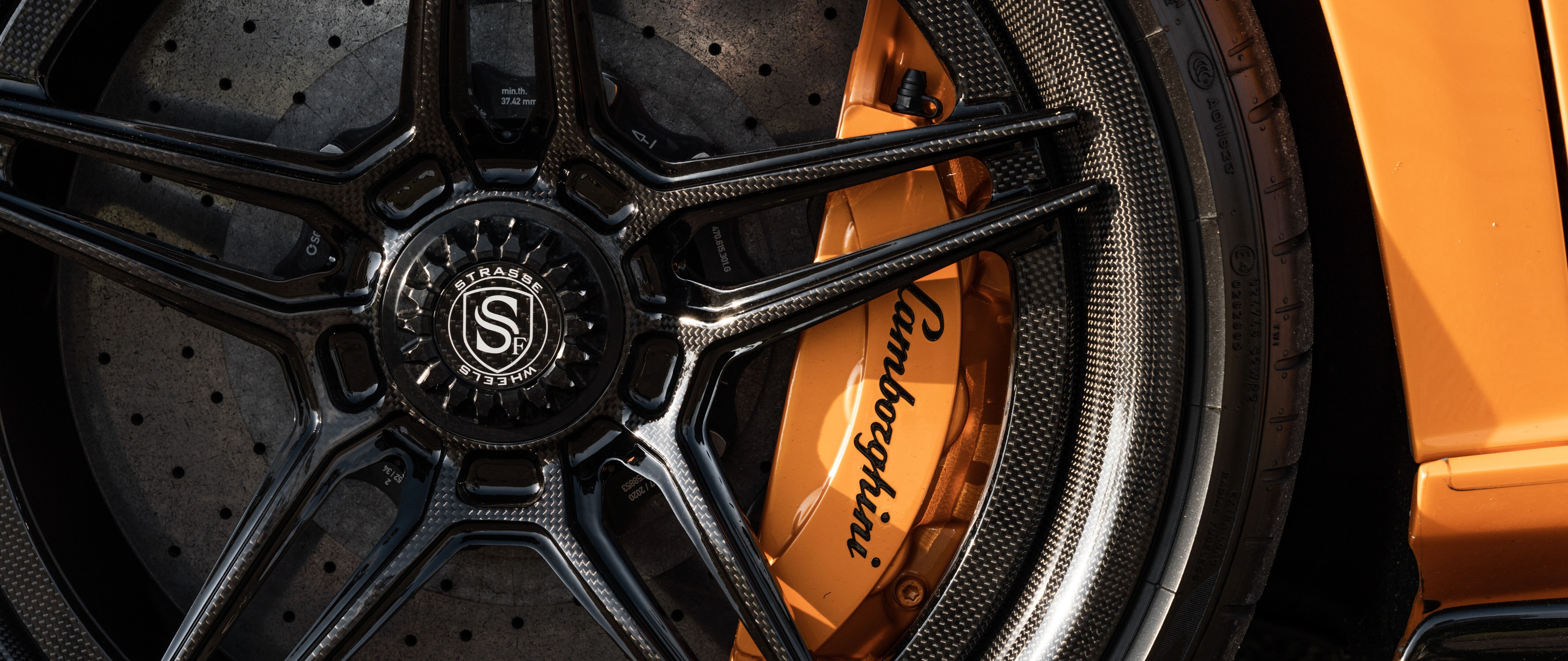 Hareketli bir ortamda yer alan, yüksek performanslı bir Lamborghini Aventador SVJ süperspor araba.