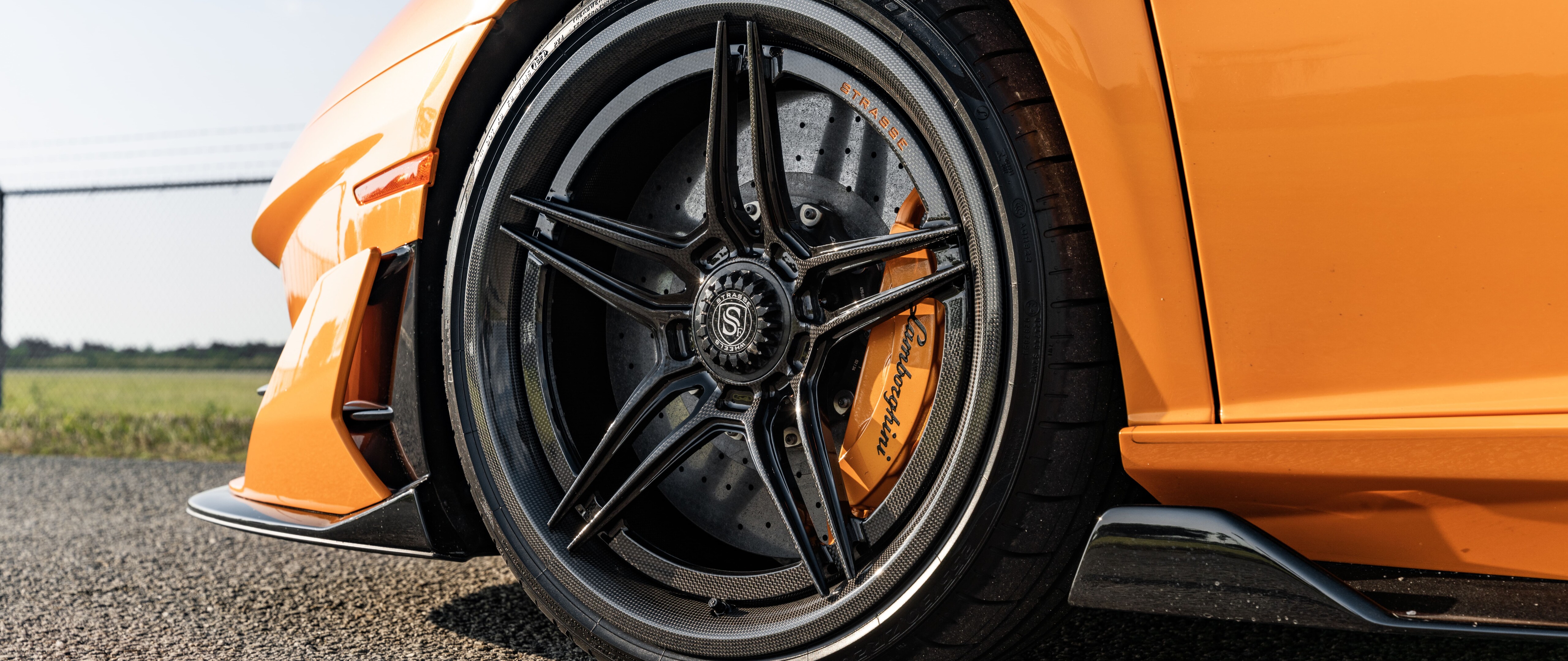 Efsanevi aerodinamik tasarımı ve iddialı görünümüyle dikkat çeken, yüksek performanslı bir Lamborghini Aventador SVJ süperspor otomobil.