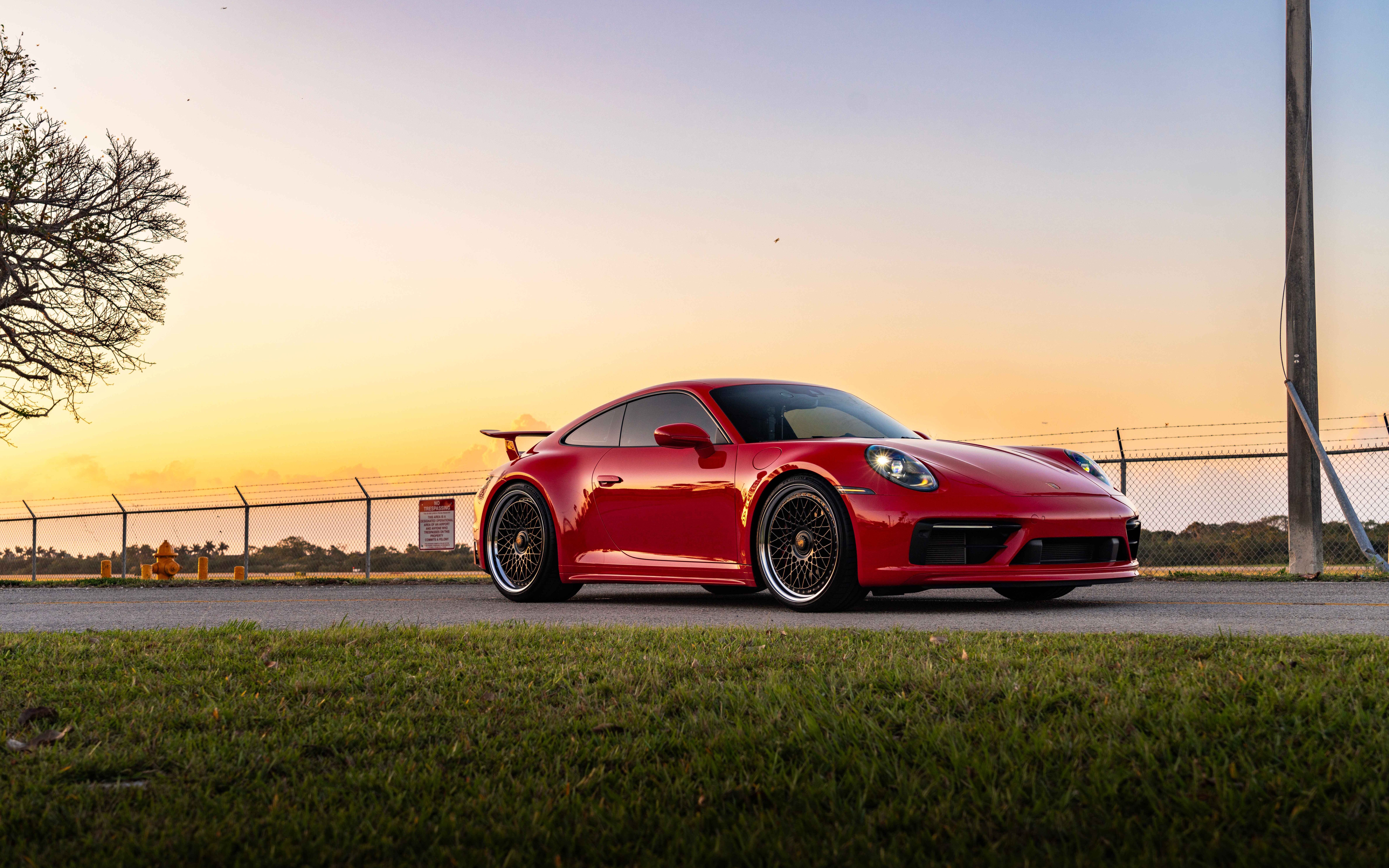 Şık ve güçlü bir Porsche 992 GTS spor otomobil; modern aerodinamik tasarımının en güzel örneklerini sergiliyor.