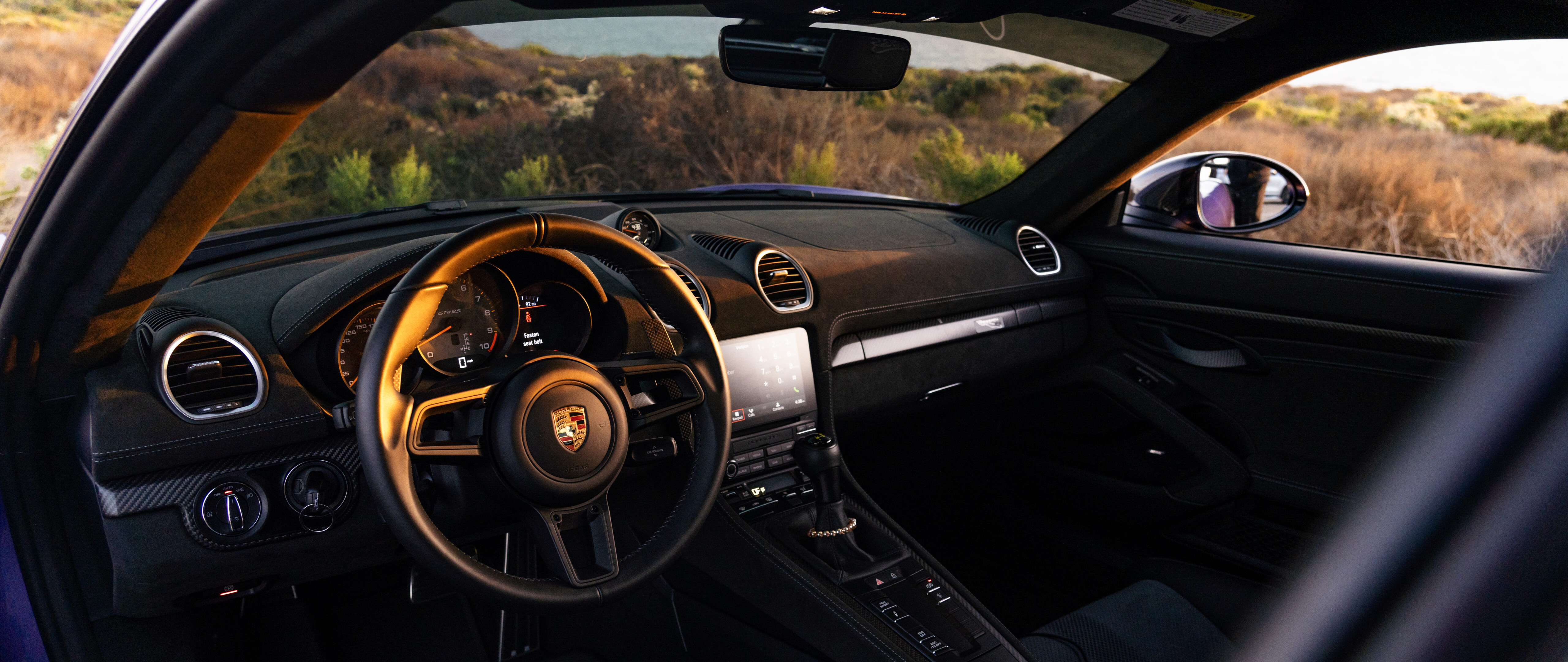 Şık ve güçlü bir Porsche GT3 RS spor otomobil, aerodinamik tasarımının tüm ihtişamıyla sergileniyor.