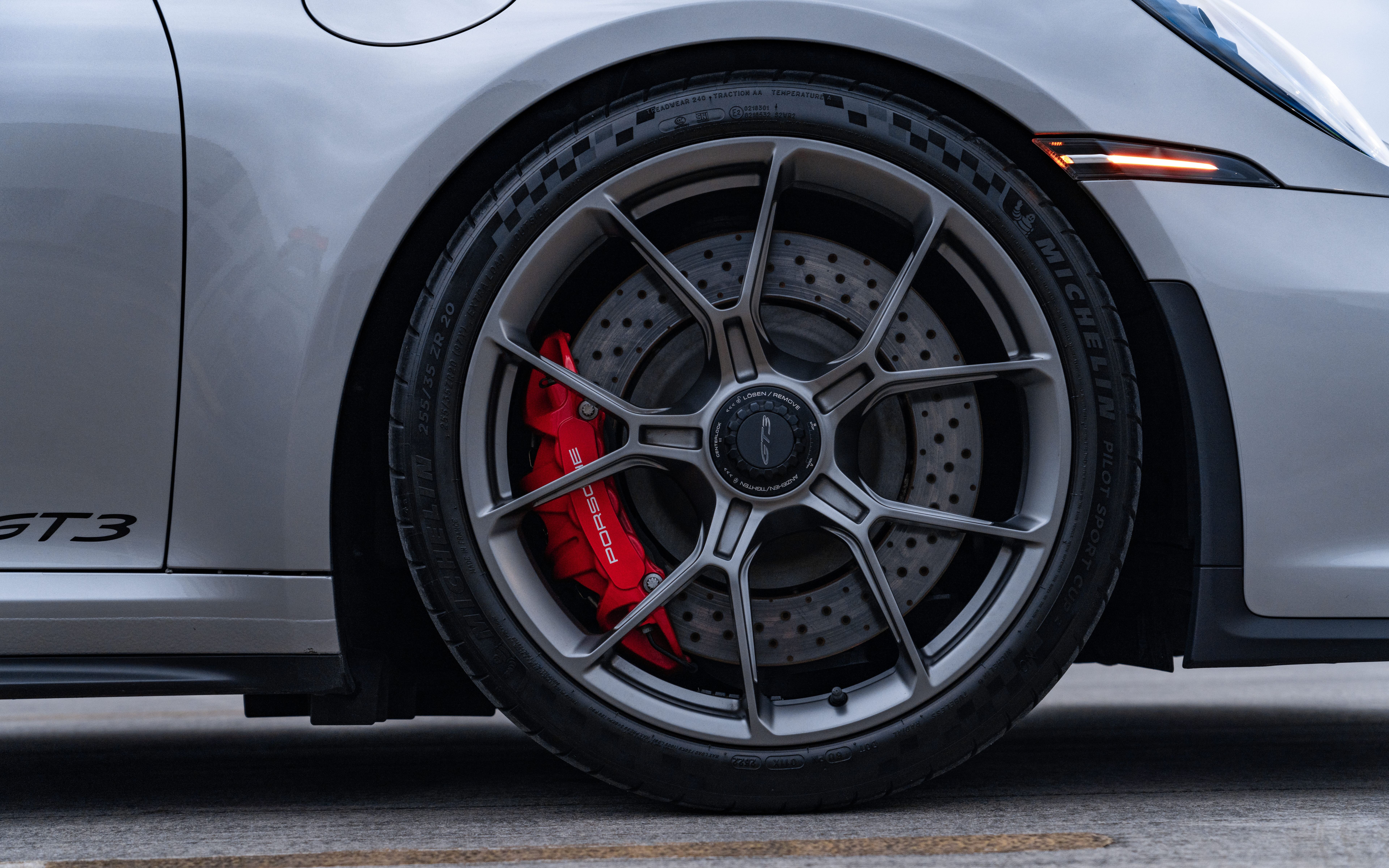 Aerodinamik bir tasarıma ve belirgin bir arka spoylere sahip, yüksek performanslı bir Porsche GT3 RS spor otomobil.