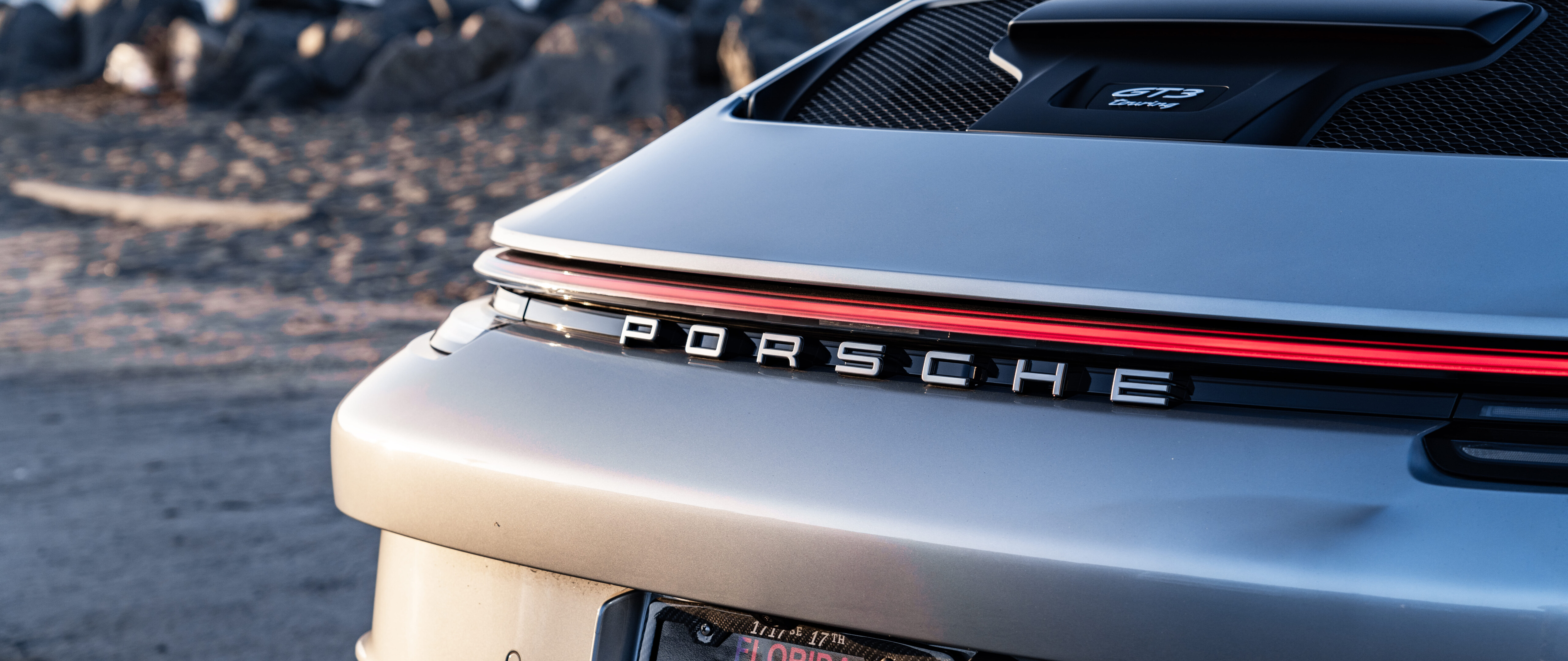 Agresif aerodinamik hatlara ve şık bir yarış otomobili siluetine sahip, yüksek performanslı bir Porsche GT3 RS spor otomobil.