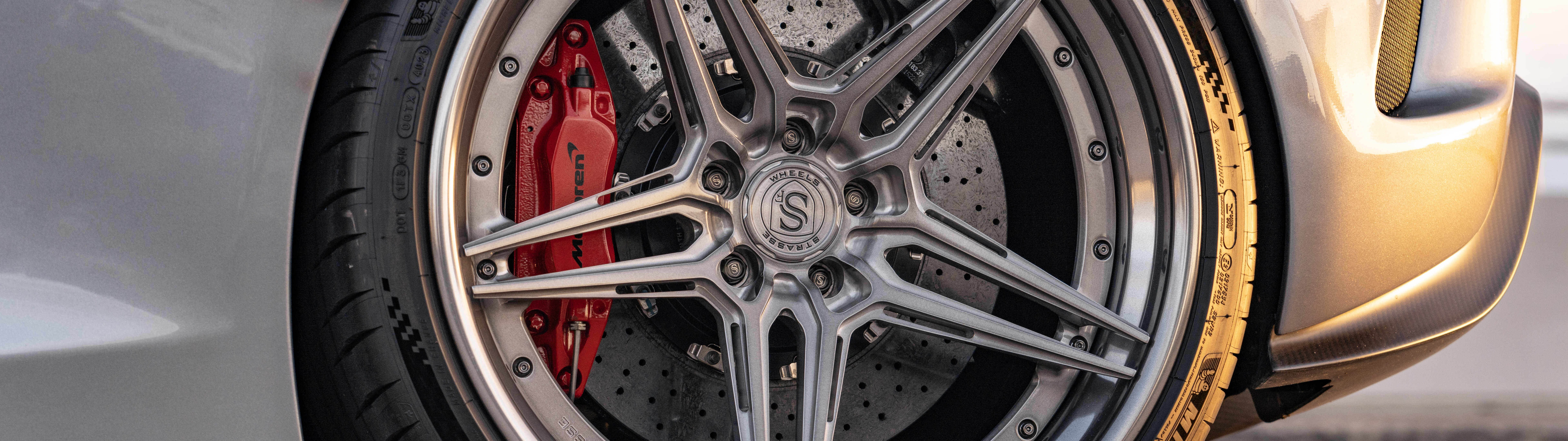 Şık aerodinamik hatlara ve modern bir tasarıma sahip, yüksek performanslı bir McLaren süperspor otomobil.