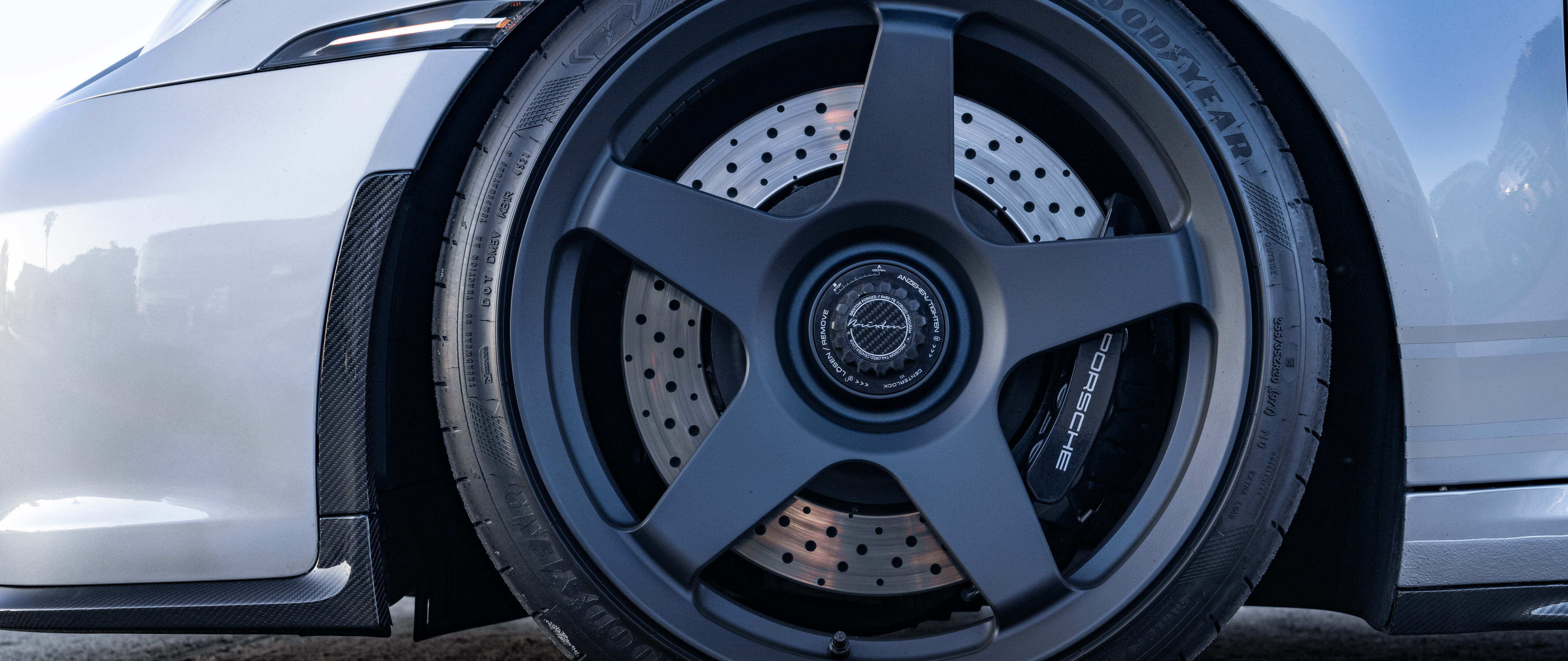 Yüksek performanslı bir Porsche GT3 RS spor otomobilinin detaylı bir fotoğrafı.