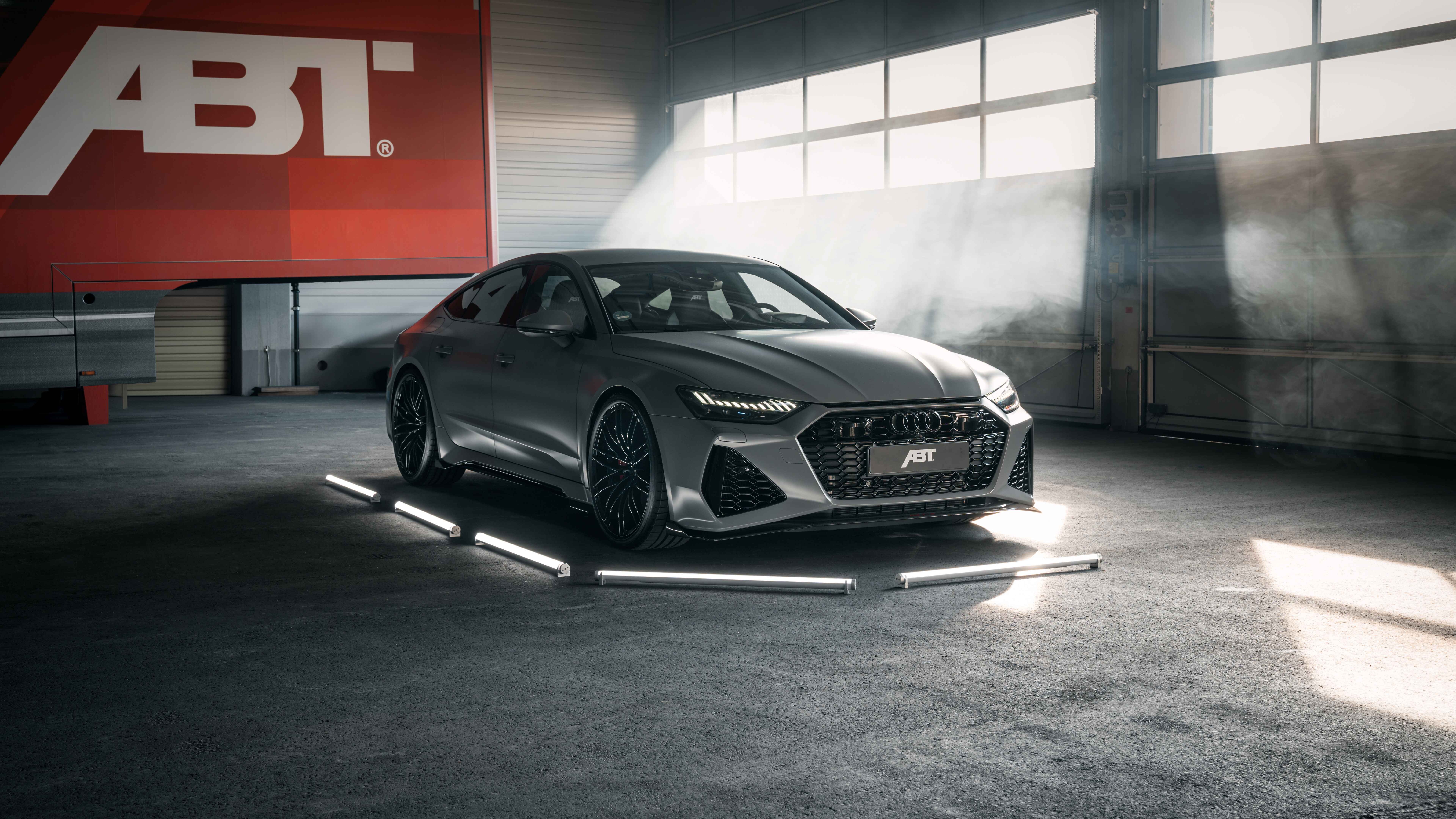 Şık, aerodinamik bir tasarıma ve metalik boyaya sahip, yüksek performanslı bir Audi RS7 lüks spor otomobil.