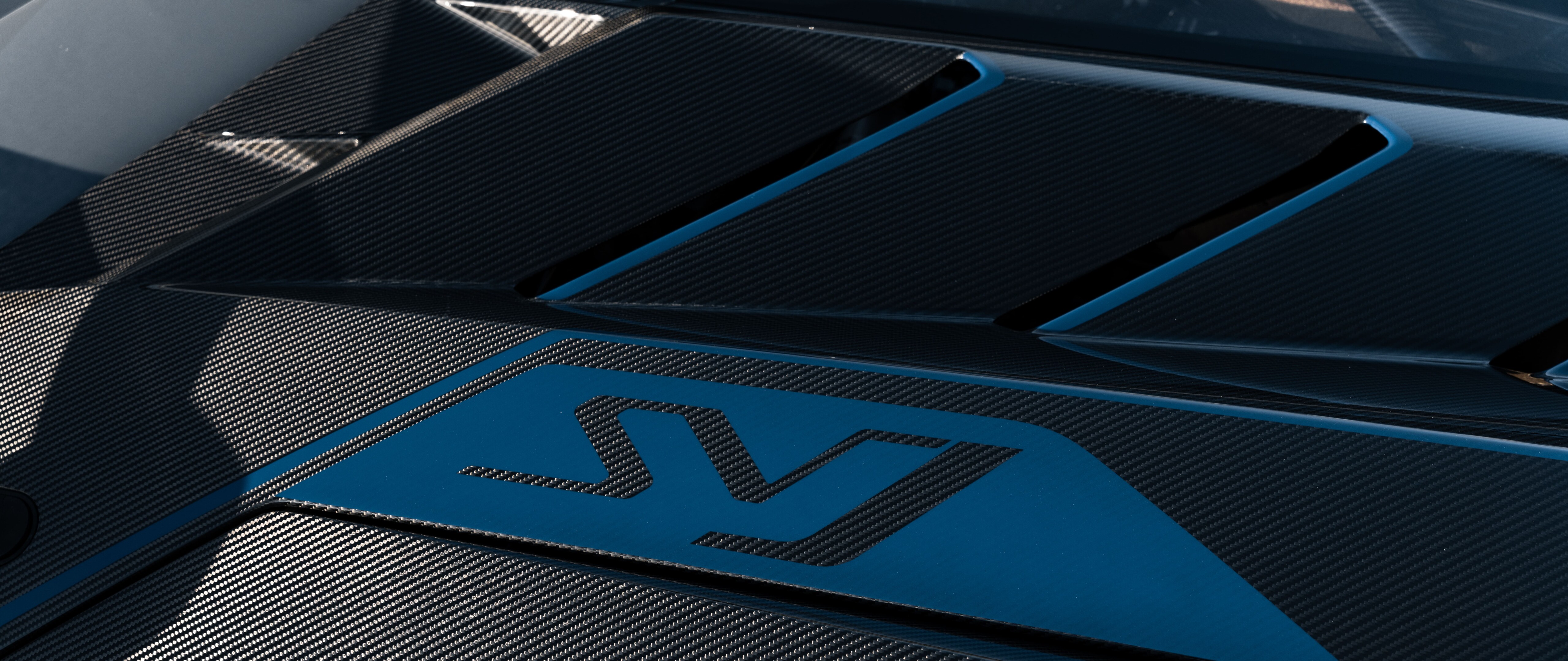 Aerodinamik, şık bir tasarıma ve üstün kaliteli, parlak bir dış yüzeye sahip, yüksek performanslı bir Lamborghini süperspor otomobil.