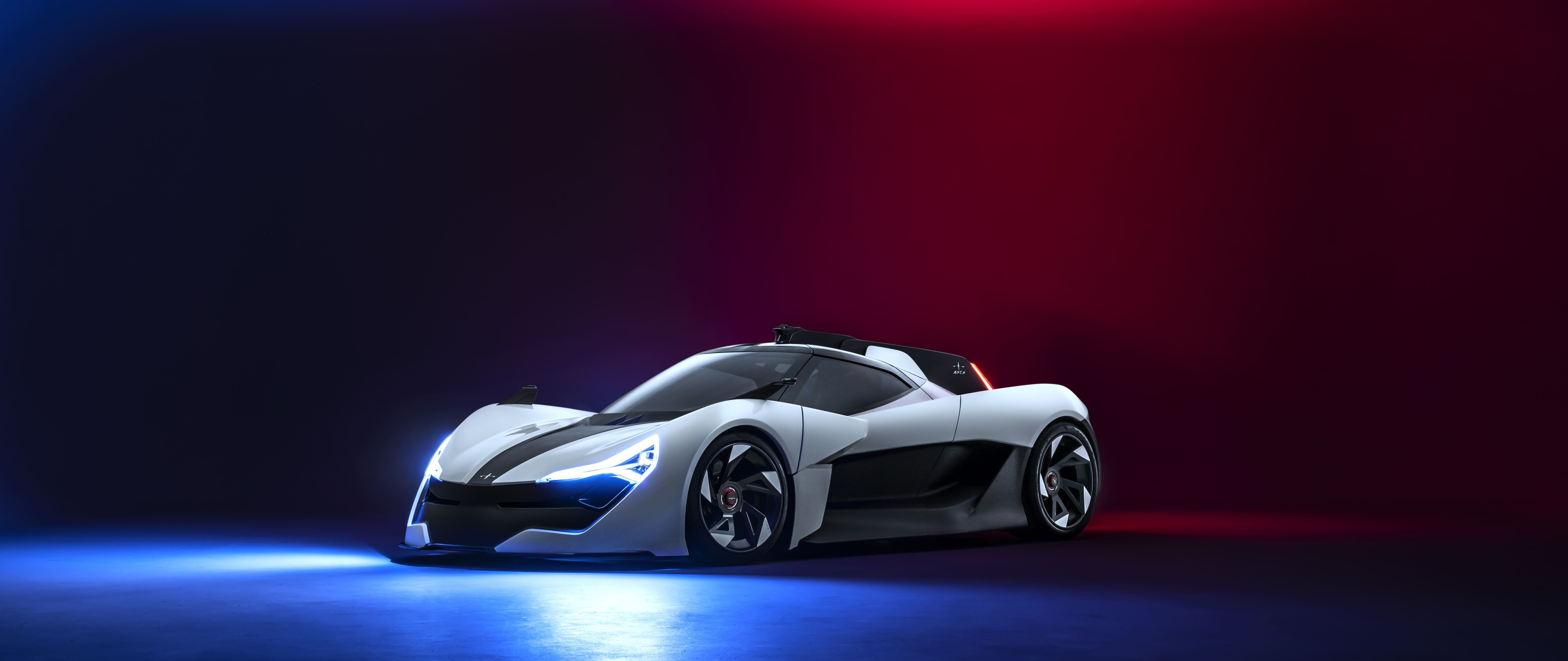 Şık, aerodinamik özelliklere sahip, modern bir spor otomobilin profesyonel bir stüdyo ortamında sergilenmesi.