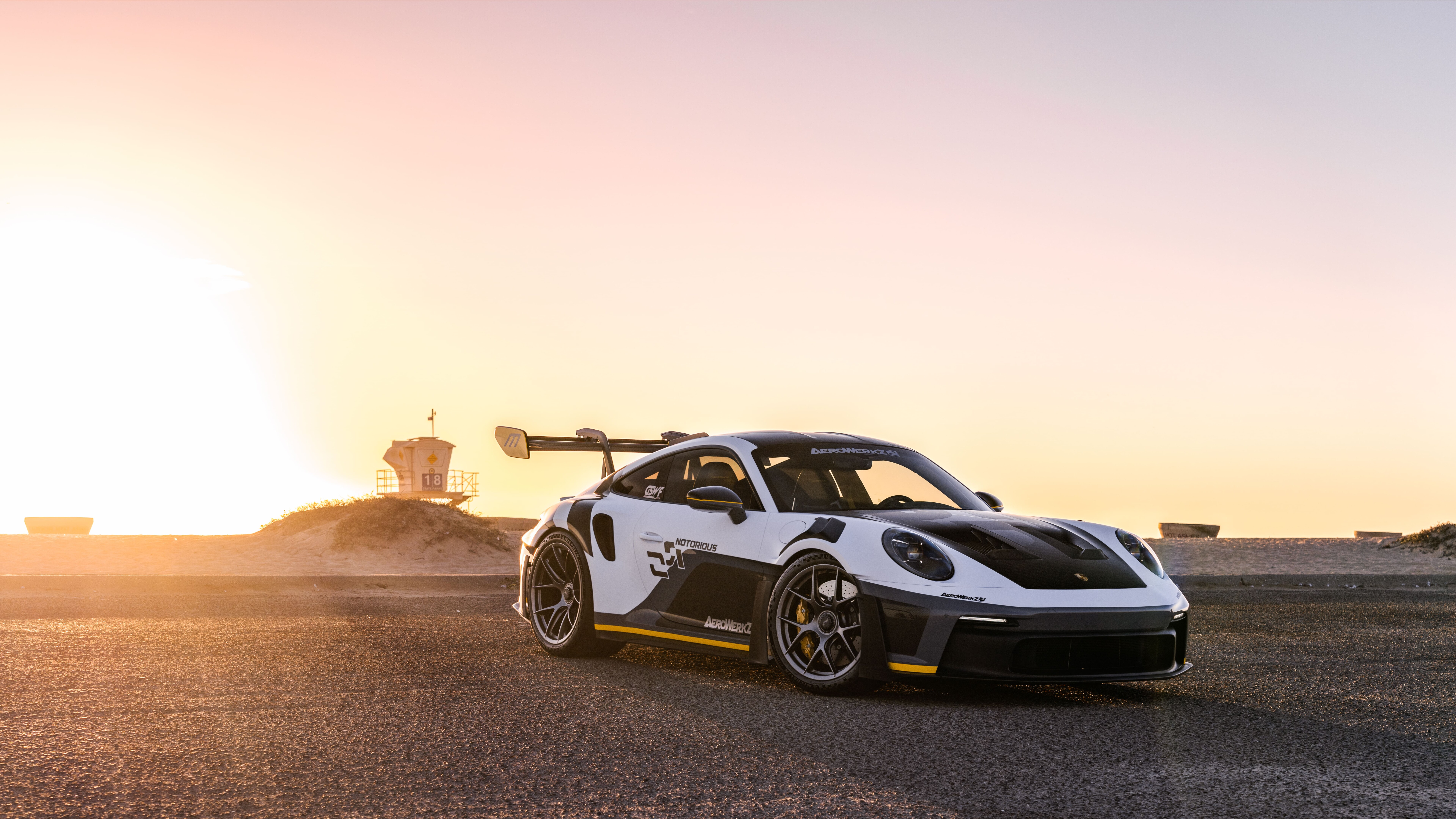 Agresif aerodinamik özelliklere sahip gövde tasarımı ve büyük bir arka spoylere sahip, yüksek performanslı bir Porsche GT3 RS spor otomobil.