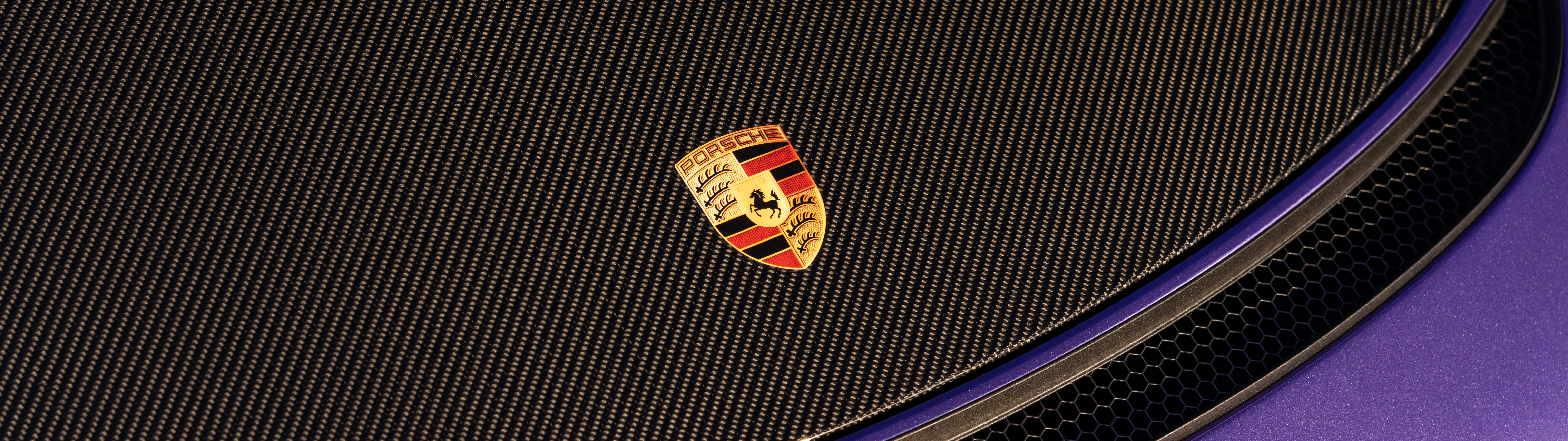 Aerodinamik özelliklerini ve agresif tasarımını sergileyen, yüksek performanslı bir Porsche GT3 RS spor otomobil.