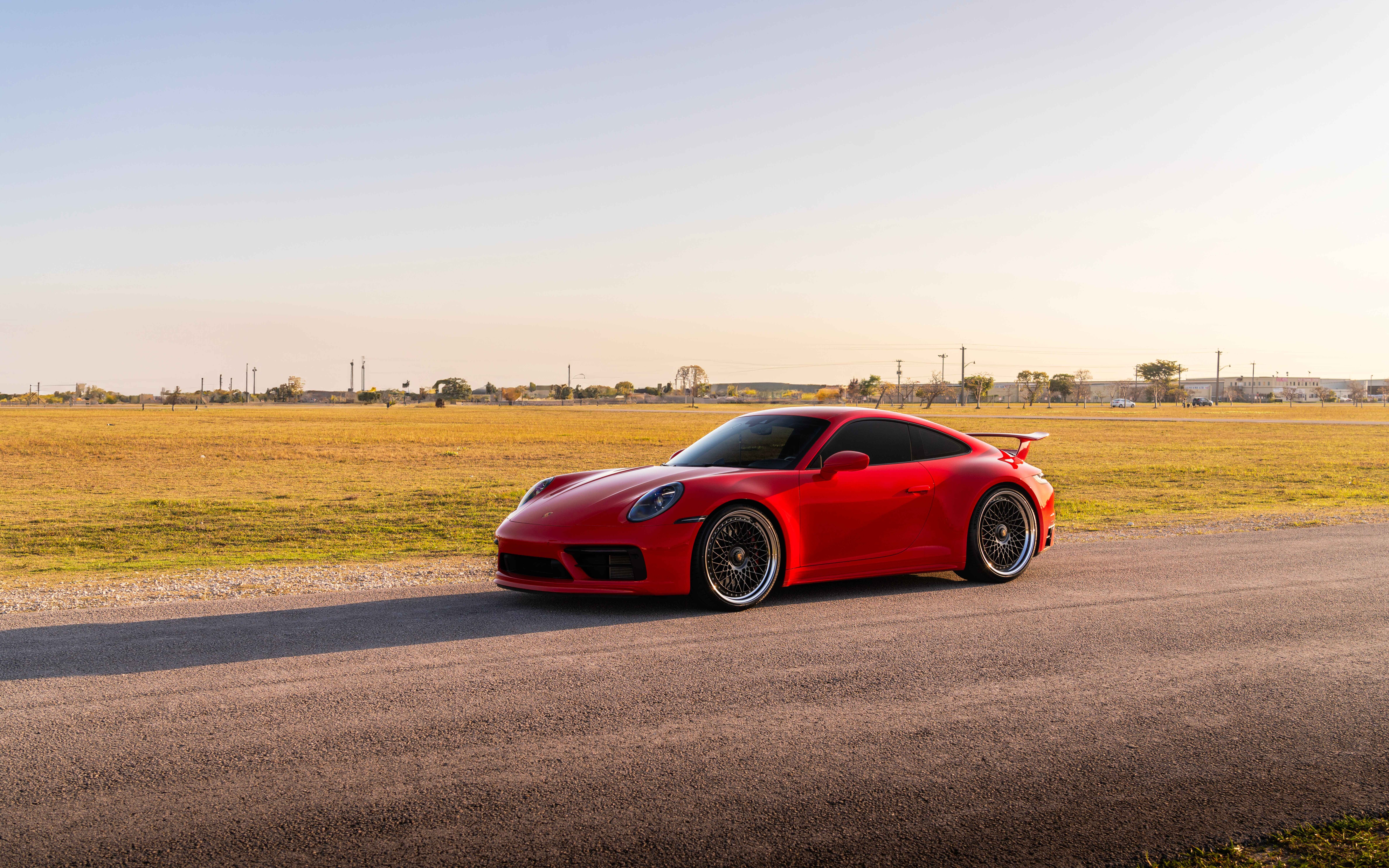 Şık ve güçlü bir Porsche 992 GTS spor otomobil: Modern aerodinamik tasarım ve lüks estetiği bir araya getiriyor.