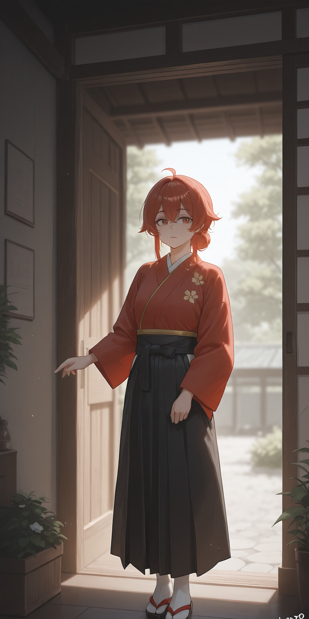 Uzun sarı saçları ve uzun beyaz bir elbisesi olan, anime tarzında genç bir kadın, koyu yeşil bir kapının önünde duruyor. Elinde bir şey tutuyor ve güneşli bir gökyüzünün altında, iki büyük saksı bitkisiyle çevrili.