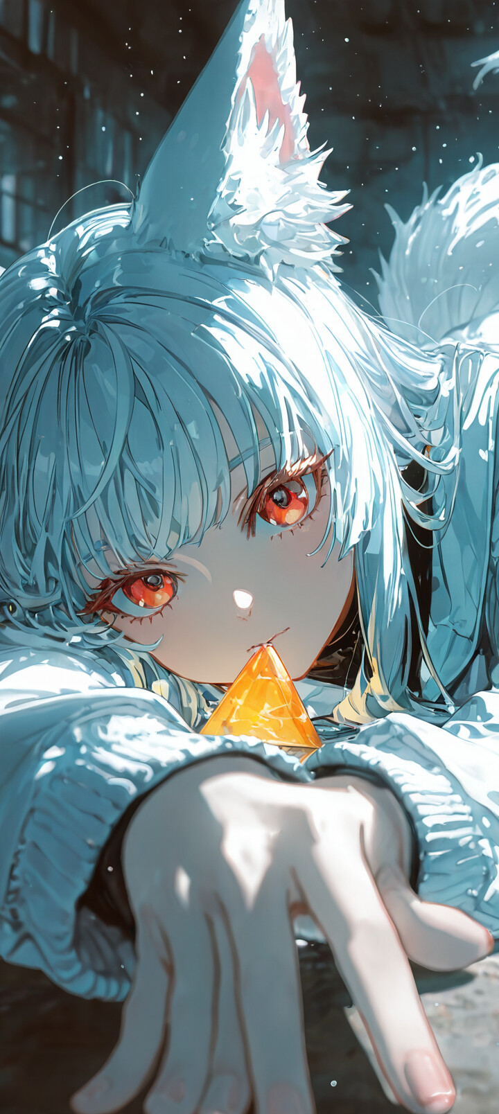 Stilize edilmiş, beyaz ve gri renklerde, parlak turuncu gözleri ve yoğun bir ifadeye sahip bir tilkinin yakın çekim dijital resmi. Turuncu ışık, bulanık mavi bir arka plan üzerinde, kulaklarının ve ağzının içinden yayılıyor.