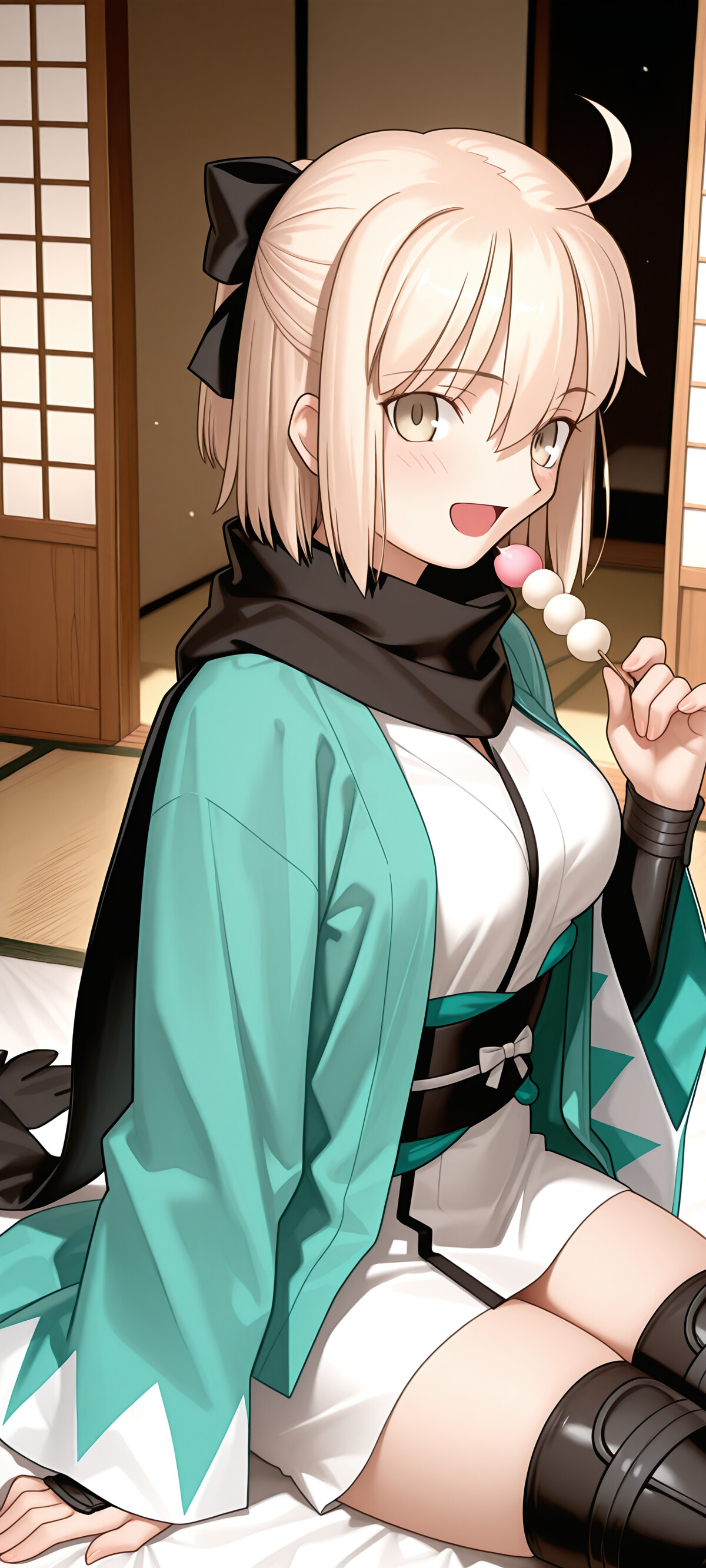 Fate/Grand Order animesindeki karakterlerden Okita Souji, kısa sarı saçları ve siyah bir kurdele takmış genç bir kadın. Turkuaz renkli bir haori ve beyaz bir kimono giymiş, tatami üzerine oturmuş ve elinde turuncu renkli dango şişi tutarak gülümsüyor.